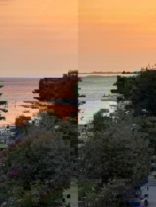 Appartamento in bella posizione con due posti auto e cantina.