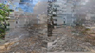 Proprietà familiare con un bel cortile e garage