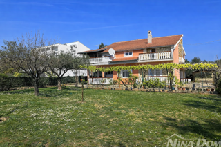 Dalmazia – Casa d’investimento con 7 appartamenti e ampio terreno