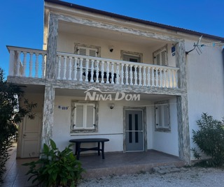 Proprietà familiare con due appartamenti con tre camere da letto, vicino al centro.