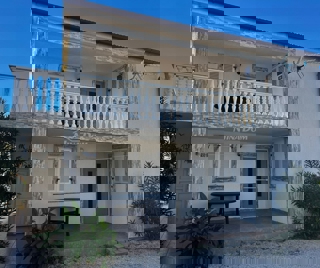 Proprietà familiare con due appartamenti con tre camere da letto, vicino al centro.