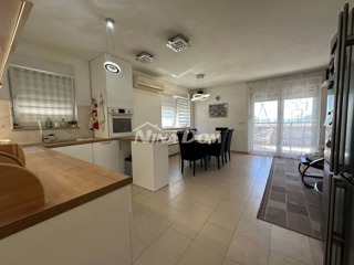 Zara – Ampio Appartamento Duplex con Giardino, Terrazza + 2 Posti Auto