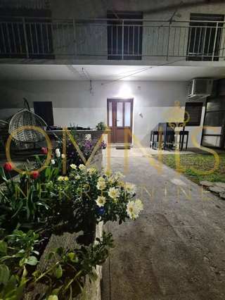 Kraljevica, appartamento 2S+BD 72m2, 98m2 di giardino, vendita!