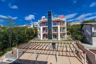 CRIKVENICA – DRAMALJ | Moderno trilocale con ampio terrazzo, a 200 m dal mare