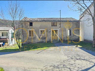 Klana, 1780 m2, vecchia costruzione da ristrutturare (100 m2) Vendita!