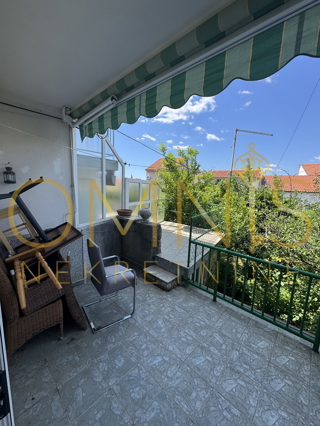 CRIKVENICA – Appartamento con terrazza, giardino e due cantine, a soli 50 m dal mare