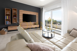 MATULJI – APPARTAMENTO MODERNO DI 95 m² CON VISTA SUL QUARNARO, 2 POSTI AUTO E CORTILE PRIVATO