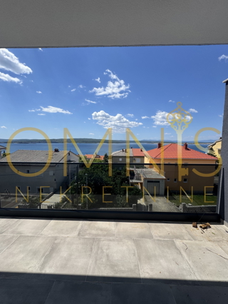 Appartamento con due terrazze e vista mare – Crikvenica