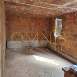 In vendita casa allo stato grezzo a Jadranovo, 98 m², con terreno – vicino al mare