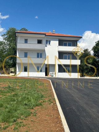 VIŠKOVO – NUOVA COSTRUZIONE, APPARTAMENTO 3 CAMERE + SOGGIORNO CON BALCONE E 3 POSTI AUTO!