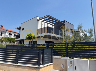 ISOLA DI KRK, CITTÀ DI KRK (dintorni) – Villa moderna di lusso con piscina e vista mare