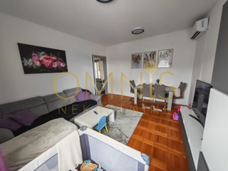 In vendita appartamento Jušići – 77 m², 2 camere + sala da pranzo, balcone, cantina, parcheggio