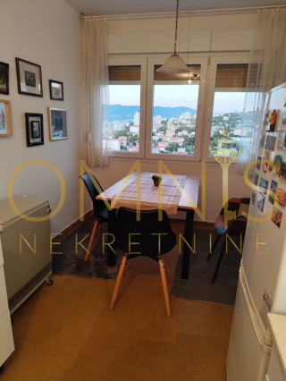 RIJEKA – BELVEDERE, monolocale con terrazzo, 58 m², vista panoramica, loggia