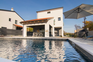 NUOVA LUSSUOSA VILLA CON PISCINA 160 M2