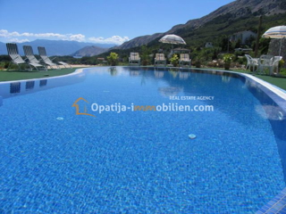 VILLA CON 6 APPARTAMENTI CON PISCINA-BAŠKA
