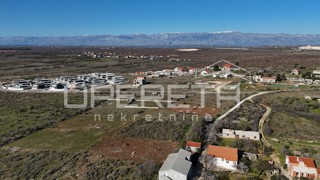 Zemunik G. – Terreno edificabile di 1.669 m², possibilità di frazionamento