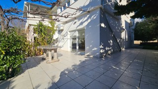 Novalja – Appartamento trilocale di 80 m² al piano terra con terrazza, a 500 m dal mare