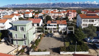 Novalja – Casa bifamiliare con 2 appartamenti trilocali e giardino