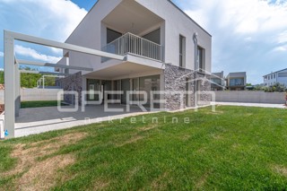 Istria, zona Novigrad – appartamento quadrilocale al piano terra con giardino