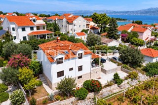 Supetar, casa 200 m2, 150 m dalla spiaggia, terreno 610 m2