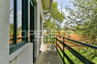 Casa da ristrutturare con grande potenziale in un ambiente idilliaco