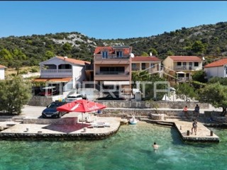 Primo fila sul mare, casa con 4 appartamenti, Zatoglav