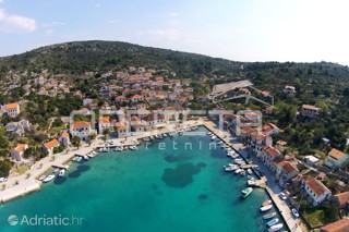 Terreno edificabile di 1252 m² a Drvenik V, vicino al porto.