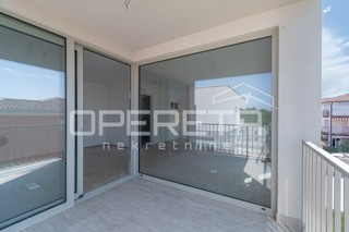 Istria, zona di Novigrad – appartamento monolocale con terrazza sul tetto