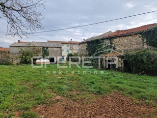 Istria, Manjadvorci, Proprietà con tre case in rovina, terreno e progetto preliminare
