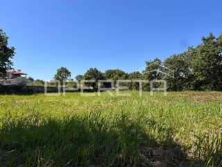 Terreno edificabile – Marići, 4.375 m² – due accessi, infrastruttura, opportunità!