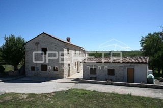 Buje, Kaštel - proprietà di 1909 m2 con destinazione commerciale e alloggio