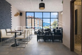 Spazio commerciale con terrazza e magazzino, mercato e centro di Oroslavje