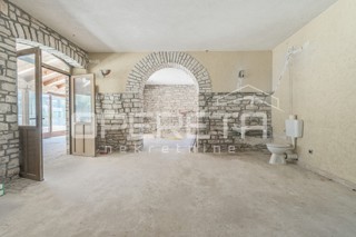 Istria, Kanfanar, spazio commerciale in posizione di passaggio, opportunità di investimento