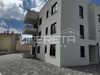 Appartamento bilocale con giardino e 3 posti auto, a 200 m dal mare, Petrčane, Zara