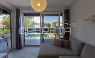 Appartamento al piano terra con piscina riscaldata.