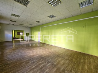 Locale commerciale in una posizione eccezionale nel centro di Kaštel Gomilica, 150 m²