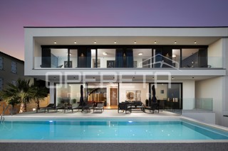 Moderna residenza di 300 m2 con vista mare, cucina estiva e finiture di alta qualità