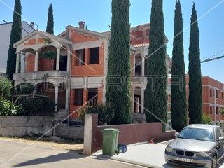 Casa roh-bau a Diklo con 6 unità abitative e vista mare