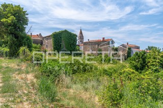 Istria, Momjan – Case da ristrutturare con terreno