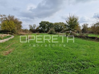 Istria, Juršići, ottimo terreno edificabile di 820 m2, zona tranquilla