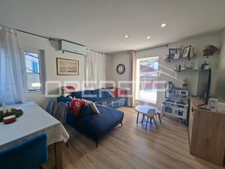 Lussuoso appartamento in centro città, 2 camere da letto, balcone.