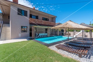 Istria, Barban, casa con piscina e sei camere da letto, 2 km dal mare,