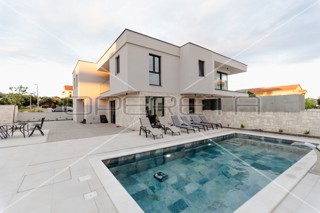 Moderna villa con piscina, 300 m dalla spiaggia, Mandre, Pag