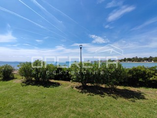 Occasione rara! – Terreno edificabile con accesso diretto a una spiaggia attrezzata, Privlaka