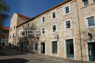 Casa con due appartamenti e grande giardino nel centro di Drniš