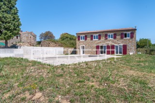 Istria, zona di Momjan – casa indipendente con piscina e vista