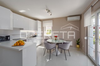 Funtana – appartamento al piano terra con due camere da letto e giardino.