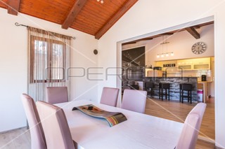 Istria, Ližnjan, appartamento al 1° piano con piscina, 3 camere da letto, ottima posizione