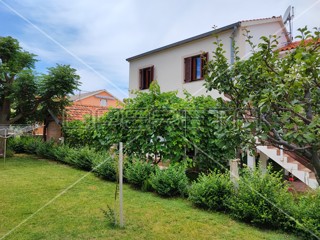 Casa con due appartamenti e giardino, vicinanza al mare, Sabunike-Nin, Zara