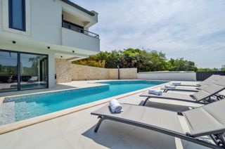 <Villa> Lusso Mediterranea con <piscina> e <vista> panoramica sul <mare> a <Vrbnik> sull'isola di <Krk> </Villa>